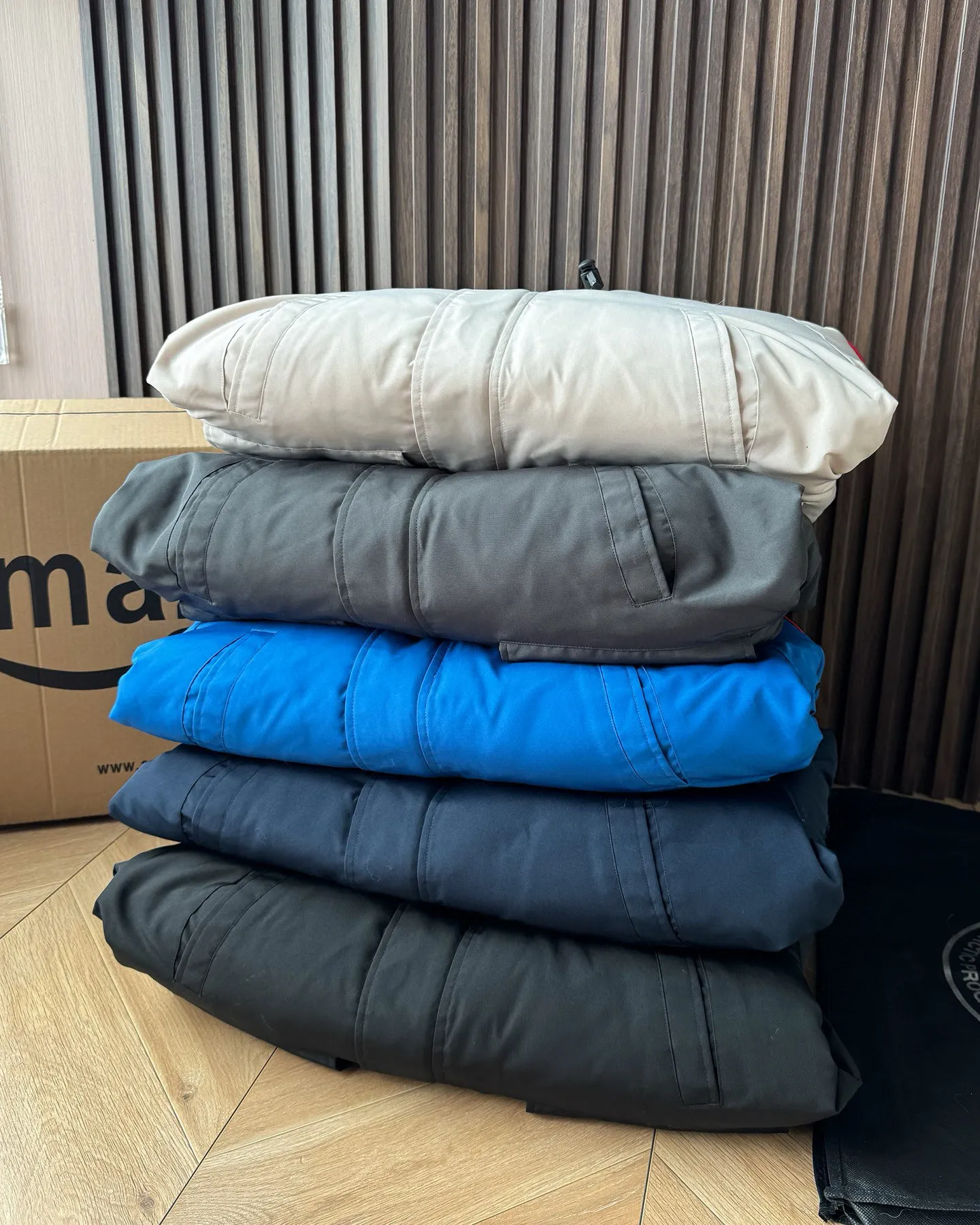P720 🆕Top version! Comes with a tote bag! Chip version💰𝑪𝒂𝒏𝒂𝒅𝒂 𝑮𝒐𝒐𝒔𝒆/Canada Goose Chilliwack Goose 01 bomber jacket down! The top original replica version refers to the highest version in China currently (there is no one) ⚠️Note: There is no foundry in China! ! ! Saying it is original order, ZP goods, pure original goods, etc. is just a gimmick by some peers. Do not be deceived!  ⚠️Note: The latest version of this year’s authentic product has a strap (the latest version can be bought at the newly opened Galeries Lafayette Canada Goose counter in Beijing) ⚠️Note: (The authentic product does not have blue wash marks this year) Version comparison introduction 1⃣️Top replica: Made of 18-count polyester-cotton blended fabric imported from South Korea (authentic synchronized fabric), national standard 90 white duck down, western Canadian coyote hair 2⃣️Mid-range version: Made of domestically produced 21-count polyester-cotton fabric, 50% standard white duck down, Eastern Canada coyote hair, top original goose analysis Analysis 1 (wolf hair): All customers are guaranteed to receive a fur collar that is grayer than the original color. Each wolf hair is 55cm long and 14cm wide, all made from wild first-grade gray wolf skins in western Canada! Analysis 2 (Trademark): We use dyed embroidery thread to truly achieve 100% reproduction of the trademark, ensuring that the embroidery thread is exactly the same as ZP, with zero color difference and 100% reproduction of the map letters! (We can guarantee that no one in our industry is more attentive and professional than us!) Analysis 3 (fabric): As we all know, the Canada Goose ZP fabric in previous years was a 21-count polyester-cotton washed, calendered and brushed fabric that was relatively hard. Last year and this year, dozens of authentic products purchased were all made of 18-count pure cotton fabrics, and we finally decided to use 18-count polyester cotton! (ZP synchronized fabric) Analysis 4 (Accessories): Domestic exclusive version of Velcro, one to one Y-shaped double hook original Velcro, YKK zipper, exclusive original workmanship of washed threaded down jacket!  Authentic products are not 100% perfect and flawless. Authentic products also have velvet hair loss, and most of the authentic wolf fur is mainly eastern yellow wolf fur. (Because our wolf skins are all auctioned at the same auction house as authentic products) There is an auction list to prove it.  At the same time, I will teach you a trick: buy an authentic product from Tmall, buy a piece of clothing from a merchant you trust at the same time, and come back to compare the details. ⚠️ Remember you get what you pay for! Don't be greedy for small gains, or you will suffer big losses! Color: Black Navy Beige Graphite Gray Royal Blue Size: XS S M L 54 120 84 79 140-160 XL 56 124 86 81 160-180 XXL 58 128 88 83 180-200